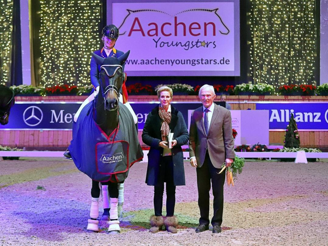 Der glücklichen Siegerin gratulierten Alexandra Simons-de Ridder und ALRV-Präsident Carl Meulenbergh. 